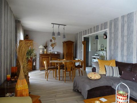 Montignac 24290- Maison contemporaine 4 pièces. Prix 222 600 euros honoraires: 6 % TTC inclus charge acquéreur soit 210 000 euros hors honoraires. Dans un environnement calme et boisé , non loin des commerces, cette maison contemporaine rénovée des a...