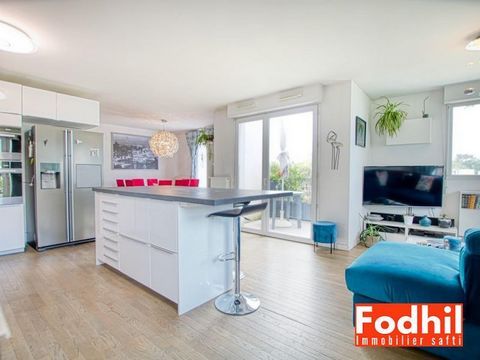 Fodhil vous propose, à deux pas des commerces, des transports et du Parc de la Vallée aux Loups, ce magnifique appartement de 5 pièces, situé au 5? et dernier étage d’une résidence sécurisée de standing construite en 2014. Avec une surface de 88 m², ...