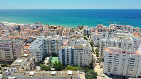 Inséré dans l’un des villages les plus emblématiques et la destination de vacances souhaitée au Portugal - LE VILLAGE PITTORESQUE D’ARMAÇÃO DE PÊRA. Bâtiment situé dans le centre d’Armação de Pêra, entouré d’un large éventail de commerces et de servi...