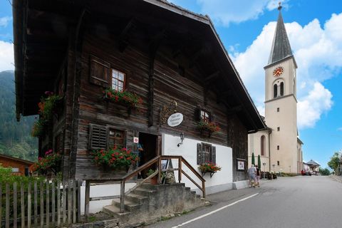 Situata al piano terra, questa casa vacanze meticolosamente mantenuta offre interni confortevoli e invitanti, offrendo un rifugio accogliente dopo giornate trascorse ad esplorare la regione. Esci per goderti l'ambiente tranquillo della struttura e ma...