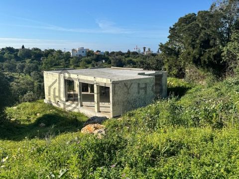 Lote urbano, com inicio de construção de moradia T3. Situado a poucos minutos das mais bonitas praia de Albufeira, este lote tem uma localização privilegiada com vista desafogadas. Existe projeto que necessita de ser depositado na Câmara Municipal Al...