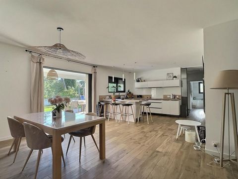 MAISON CONTEMPORAINE DE 2022 Je vous présente cette magnifique maison de plain pied située dans un secteur calme et recherché de Trans en provence. Profitez d'un bel espace de vie ouvert sur une terrasse couverte, 3 chambres dont une suite parentale,...