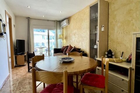 Dit charmante vakantieappartement met 2 slaapkamers in Estartit is de perfecte keuze voor wie op zoek is naar een ontspannende vakantie aan zee. Gelegen aan de kust, op slechts 50 meter van het zand, biedt het een unieke ervaring met de zeebries als ...