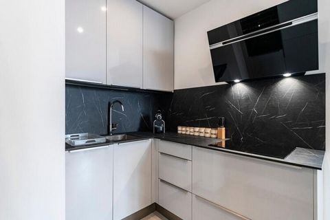 Bel et lumineux appartement  4 pièces situé en plein coeur du centre-ville de Cannes, au 3 ème étage d'une résidence de standing. Array Ce bien se compose d'une agréable pièce à vivre avec salle à manger, coin télévision et cuisine américaine entière...