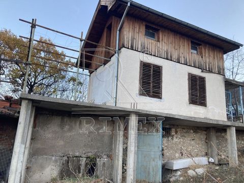 Offre 83169. Asenovgrad, dans la région de Parakolovo, bâtiment en brique de 37 m² au premier étage et grenier, cour 600 m². Avec vue panoramique. Sous réserve de réparation. Prix - 35 500 euros.