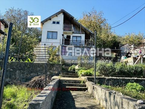 Ein kleines, gepflegtes Haus inmitten von viel Grün, Geräumigkeit und Ruhe! Toller Meerblick! Monolithische Villa in der Gegend von S.O. Mogilite, Kamarata-Gebiet, Dorf Osenovo! Ein malerischer Ort, den Sie in Ihr Zuhause verwandeln können! Ständige ...