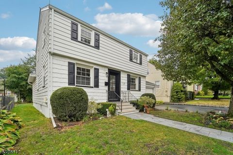 Newly renovated Center Hall Colonial with gorgeous refinished hardwood floors throughout. All systems updated. Roof is new. Central AC. This home features a large living room and family room. A dining room with beautiful decorative accent tile and wo...