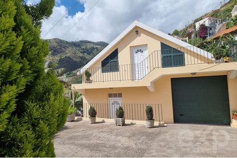 Casa indipendente di tipologia T3 situata sul ciglio della strada a Corujeira nella parrocchia di Tabua. Situato in una zona molto tranquilla e tranquilla ha una splendida vista sulla montagna ed è a 5 minuti dal villaggio di Ribeira Brava. La villa ...