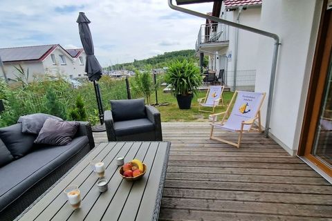 Notre maison de vacances se caractérise particulièrement par son aménagement moderne et confortable et sa situation directe sur le Geiseltalsee. Marina Mücheln n'est qu'à quelques pas. Le grand salon comprend 2 canapés confortables, un fauteuil et un...