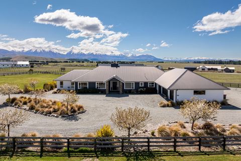 Wir stellen vor: 5 Homestead Ave, eine exquisite Residenz im angesehenen Vorort The Drive. Dieses geräumige Haus mit Raffinesse und Luxus bietet eine Mischung aus Komfort und Stil und ist damit der Inbegriff von raffiniertem Wohnen. Mit fünf großzügi...