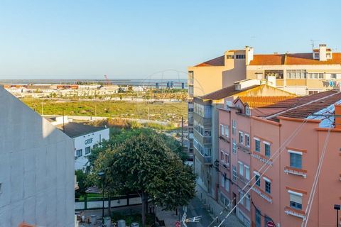 Appartamento di 3 locali, situato a Póvoa de Santa Iria, vicino alla stazione ferroviaria, con vista sul fiume. Questo accogliente appartamento si trova in una posizione tranquilla e privilegiata a Póvoa de Santa Iria, a pochi minuti a piedi dalla st...