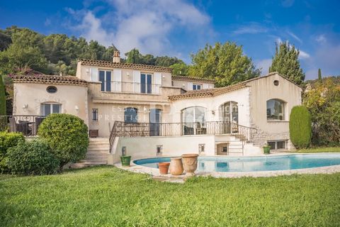 Wir haben das Vergnügen, Ihnen diese seltene Villa am unmittelbaren Rande des charmanten Dorfes La Colle sur Loup mit freiem Panoramablick vorzustellen. In einer ruhigen Gegend gelegen und doch weniger als 2 Gehminuten vom Dorfzentrum entfernt, biete...