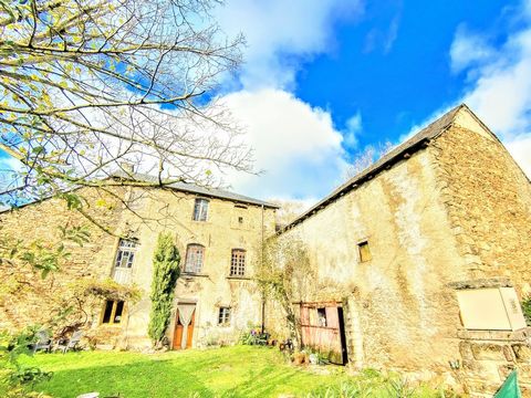 OUDE KASTEELBOERDERIJ - PLATTELAND Oude woonboerderij (voormalig kasteelboerderij) op een perceel van circa 1070m². Een prachtig restauratieproject om te starten (nieuw leien dak op het hoofdgebouw, nieuwe houten ramen met dubbele beglazing en een ho...