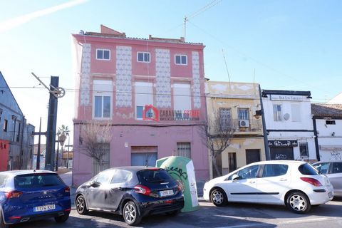 Geräumiges Haus zum Verkauf in der Gegend von El Cabanyal, nur 100 Meter vom Strand von Malvarrosa entfernt. Das Haus befindet sich an der Ecke, so dass es viel natürliches Licht und Belüftung hat. Die Decken sind 4 Meter hoch, wodurch ein enormes Ra...