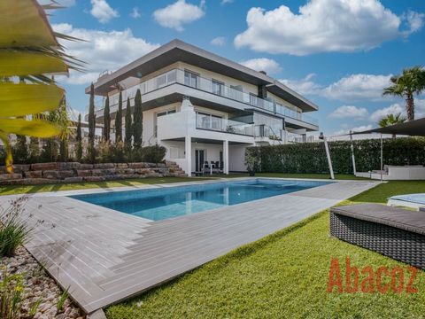 Deze fantastische halfvrijstaande villa met 3+1 slaapkamers ligt in een rustige urbanisatie op 20 minuten lopen van het vissersdorpje Ferragudo, dat enkele van de mooiste stranden van Europa heeft en vlakbij verschillende bekroonde golfbanen ligt! In...