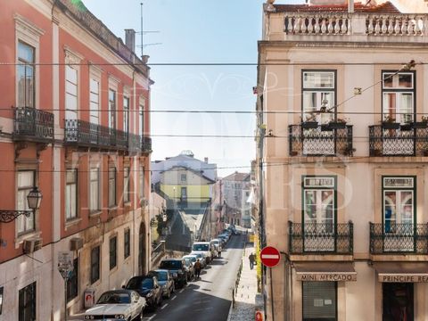 Apartamento disponible a partir de septiembre de 2022. Insertado en un edificio con ascensor este piso se encuentra en la 1ª planta, tiene dos frentes este y oeste y por lo tanto una excelente luminosidad. Está dividido por un hall de entrada, un hal...