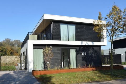 En la planta baja hay dos dormitorios, cada uno con su propio baño en suite, cerrado con una puerta para mayor privacidad. Ambos dormitorios están equipados con dos camas individuales con somier de calidad hotelera de 90 x 210 cm y ofrecen mucho espa...