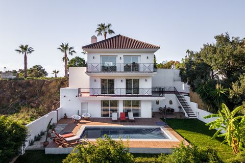 Villa Jazu is meer dan alleen een woning die aanvoelt als een vertrouwde metgezel, klaar om u elke dag te verwelkomen. Gelegen op slechts een korte loopafstand van de stad Estepona en het strand, combineert dit huis met drie verdiepingen een rustig l...