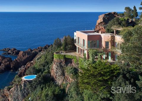 Diese charmante Villa liegt dramatisch am Wasser inmitten des roten Felsens der Etérel-Berge und ist ein idyllisches Refugium. Die Villa liegt am Ende einer sicheren und ruhigen Wohnsackgasse und bietet unvergleichliche Privatsphäre und Ruhe, während...