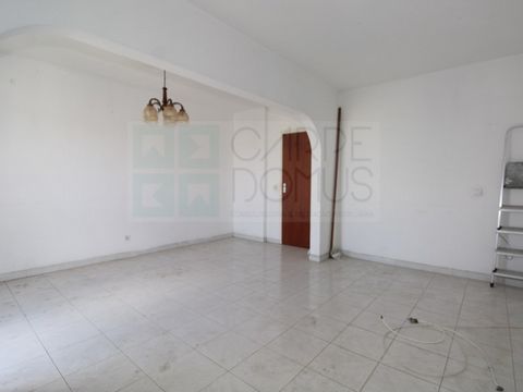 Apartamento, 3 Dormitorios en Vale da Amoreira, Moita Consta de un hall de entrada/pasillo de 4 m²; una amplia sala de estar y comedor, con un total de 18,45 m²; 3 cómodas habitaciones; una cocina de 11 m² con despensa y acceso a un espacio con dos b...