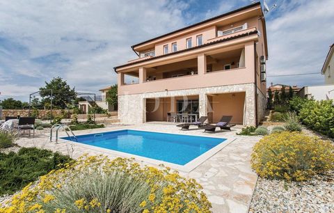 Location: Primorsko-goranska županija, Krk, Krk. Schönes Haus mit Pool und Meerblick auf der Insel Krk zu verkaufen! Das Haus wurde 2014 aus hochwertigen Materialien gebaut. Es liegt an einem ruhigen Ort, ca. 1000 m vom Meer entfernt auf einem Grunds...