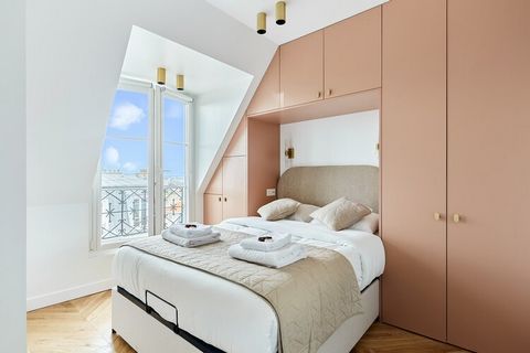 Appartement T2, entièrement climatisé situé au 7ème étage avec ascenseur, entièrement rénové à 6 minutes à pied du célèbre Sacré Coeur et de la Butte de Montmartre et du quartier très animé du Moulin Rouge et de la Rue des Martyrs. Idéalement situé d...