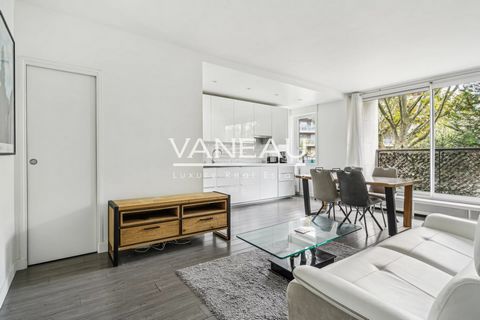 VANEAU NEUILLY bietet Ihnen eine 52,57 m² große Zweizimmerwohnung in perfektem Zustand, im 2. Stock mit Aufzug, in einer gepflegten und sicheren Eigentumswohnung mit einem großen Garten mit Bäumen. Es besteht aus einer Eingangshalle, einem Wohnzimmer...