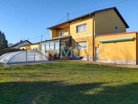 Imponente casa de 2 familias en una gran parcela, con sótano, ático, piscina, garaje, cochera y jardín de invierno Este acogedor y absolutamente espacioso edificio de apartamentos, en una atractiva ubicación de Marchtrenk con las mejores conexiones e...