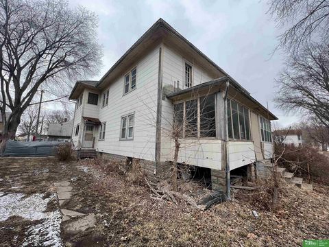 Investor Special Property zur Sanierung dieses zweckmäßig gebauten 4 Plex. Jede Unterkunft verfügt über 1 Bett, 1 Bad, Ess- und Wohnbereich sowie eine separate Küche und ein Bad. Alle Einheiten verfügen über 2 Zugangspunkte. Eine ausgezeichnete Geleg...