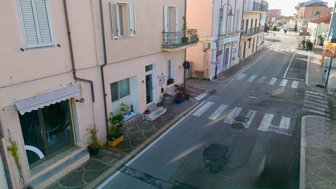 OPORTUNIDAD ÚNICA EN GOLFO ARANCI: Local comercial en Via Libertà, en el Paseo Turístico por excelencia Ubicado en el corazón de Golfo Aranci, a lo largo del famoso paseo Via Libertà, este espacio comercial representa una oportunidad irrepetible para...