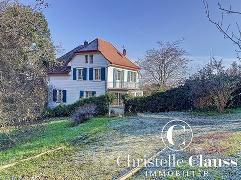 Exclusief in uw Christelle Clauss Immobilier-agentschap in Thann, kom en ontdek dit prachtige burgerhuis van 138m2 op de hoogten van de stad. Op de begane grond, na de inkomhal, heeft u toegang tot een grote woonkamer van meer dan 35 m2 op een rij, e...