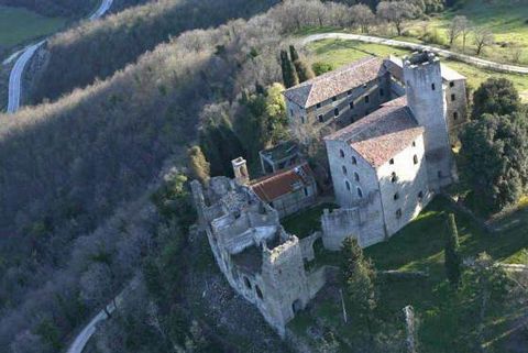 Gubbio (GU), Biscina: Immobilienkomplex namens Castello di Biscina mit zwei Bauernhäusern und einem Grundstück von etwa 1 Hektar, das wie folgt unterteilt ist: - Schloss auf vier Ebenen über dem Boden mit etwa 2900 m², derzeit im Rohbau, mit einem Pr...