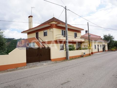 Casa Nº 1 Casa que consta de dos plantas, dividiéndose en un apartamento de 4 habitaciones en la planta baja y un apartamento más grande de 4 habitaciones en el primer piso. Ambos pueden ser totalmente independientes con cocinas y baños funcionales, ...