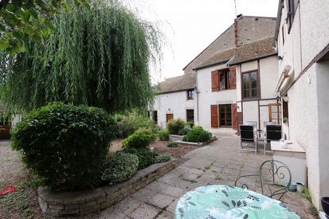 In het hart van Nolay, mooi gerenoveerd huis van 7 grote kamers verkocht gemeubileerd (191 m2 woonoppervlak) op twee niveaus Badkamer en doucheruimte. Grote woonkamer die uitkomt op een tuin van ongeveer 200 m2 zonder vis-à-vis. Prachtige verbouwde s...