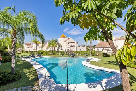 Estepona / el paraiso ... casa adosada Una espaciosa y acogedora familia de 4 camas o una casa de vacaciones en las colinas paraíso.Ubicado en una comunidad cerrada, de privado y de este a sur con bonitas vistas costeras. Piso principal que consiste ...