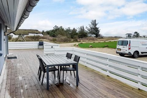 Ferienhaus auf einem großen Grundstück in einem ruhigen Ferienhausgebiet im Wald gelegen, nur wenige Gehminuten vom Wasser entfernt. Helles und geräumiges Wohnzimmer, das in offener Verbindung zur Küche und zum Wintergarten steht, wo es einen guten E...