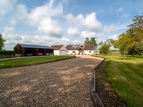 Byrons Covert está ubicado en las afueras de Market Bosworth y situado en aproximadamente seis acres que le ofrece un toque ecuestre con características contemporáneas y tradicionales en toda la casa. Recibido por una entrada cerrada con un camino de...