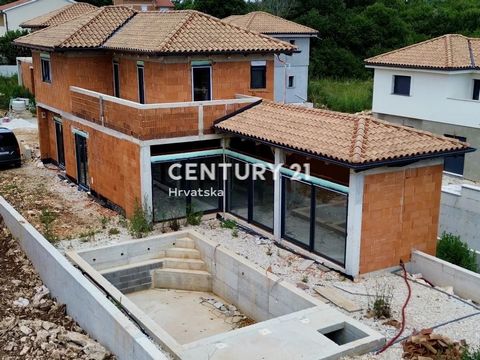 SVETVINČENAT, HAUS MIT SCHWIMMBAD IN DER ROHBAU-PHASE In einem kleinen Dorf, 8 km von der schönen historischen Stadt Svetvinčent entfernt, verkaufen wir ein Haus in der unvollendeten Phase. Es handelt sich um ein zweistöckiges Gebäude mit einer Fläch...