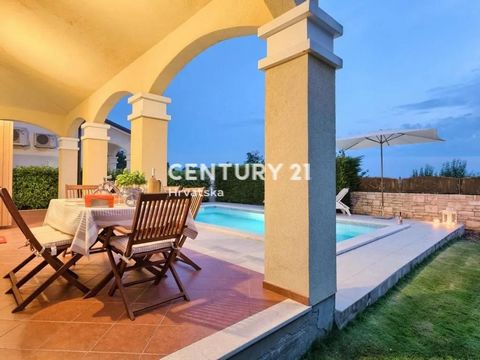 POREC, 7 KM, BEAUTIFULLY DECORATED HOUSE WITH POOL In a small village, only 7 km from the city center and the sea, we are selling a charming and beautifully decorated villa. The total area of the villa is 130 m2. The area of the garden is 500 m2. Thi...