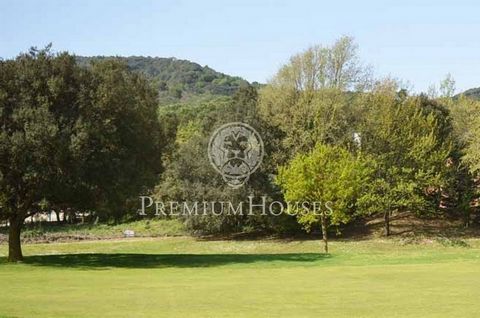 Cuando se fusiona naturaleza, golf, exclusividad y ubicación excepcional. Solar amplio con posibilidad de construir hasta dos casas, a escasos minutos del centro de Vallromanes y colindante con el campo de golf con acceso directo al mismo. Vistas amp...