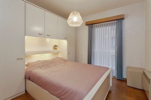 Serviced Apartment im zweiten Stock am Zeedijk in der Nähe des Piers von Blankenberge. Wohnzimmer mit offener Einbauküche. Terrasse auf der Vorderseite. Badezimmer mit Doppelbett Waschbecken, Bad und Toilette. 2 Schlafzimmer, 1 mit Doppelbett und das...