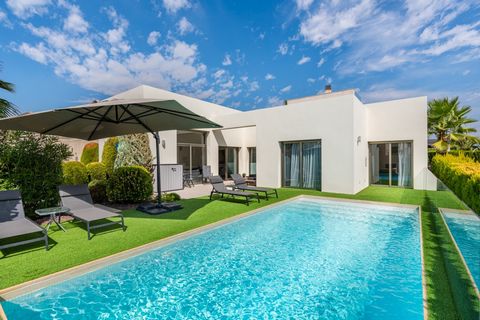 Dit moderne vakantiehuis in Benijofar Costa Blanca is een pareltje dat luxe en comfort biedt De villa is uit 2015 en heeft 3 tweepersoonsslaapkamers 2 1 badkamers mooie en open woon eet en keukenruimtenbspallemaal op één niveau Het pand is in uitstek...