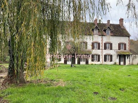 Ancien moulin du XVI siècle de 290 m² habitables comprenant: entrée, cuisine, vaste salon-séjour avec cheminée ancienne, salle de bains-buanderie. Au 1er étage: palier, 4 chambres, salle de bains. Au 2ème étage: chambre et grenier aménagé. Grange. Bu...