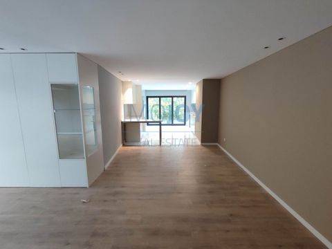 Helle, brandneue 2-Zimmer-Wohnung zur Miete in der Stadt Braga. Bestehend aus Eingangshalle mit großem Kleiderschrank, offenem Wohnzimmer, Küche mit Kühlschrank mit Gefrierfach, Backofen, Herd, Dunstabzugshaube, Mikrowelle und Geschirrspüler. Im Wohn...