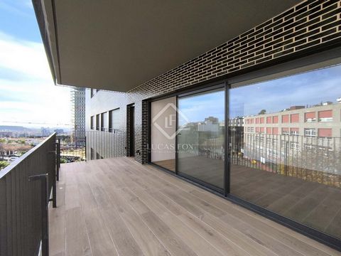 Lucas Fox presenta este piso moderno y funcional, de obra nueva, en un edificio de reciente construcción en Esplugues de Llobregat para alquiler a largo plazo. Esta construcción de obra nueva consiste en cuatro edificios de viviendas. Todas las propi...