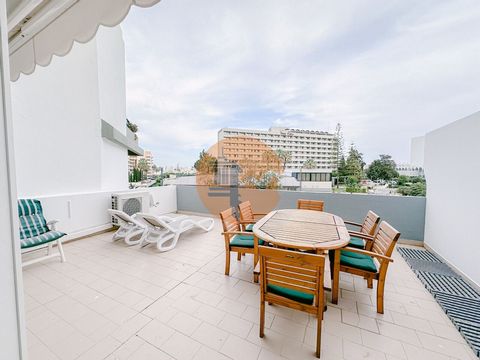 Este apartamento totalmente mobilado oferece um terraço com vistas deslumbrantes para o mar e o casino. Com dois quartos, ambos com varanda e roupeiros embutidos, uma sala espaçosa e uma cozinha totalmente equipada, proporciona conforto e praticidade...