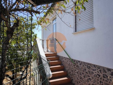 Vrijstaande woning in Fonte do Penedo, Castro Marim - Algarve. Gelegen in het hart van het pittoreske dorpje Fonte do Penedo, biedt deze villa een unieke investeringsmogelijkheid. Met drie onafhankelijke toegangen en een kleine kelder kan het pand ge...