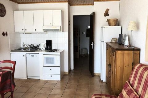 Questo affascinante monolocale di 35 m² è perfetto per una piccola famiglia o un gruppo e offre un layout accogliente e funzionale. L'ingresso abitabile dispone di due letti a castello, mentre il soggiorno ha un comodo divano letto e una TV, offrendo...