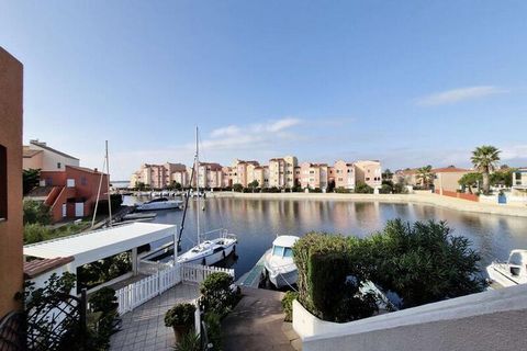 Estudio para tres personas con vista al canal y al lago marino. Con aire acondicionado y piscinas en condominio. - Un salón con un convertible para dos personas. - Una logia con una cama individual exclusiva para un niño. - Equipamiento: vitrocerámic...