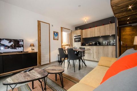 CHAMONIX - Le Lyret Superb apartment of 38m², classified 3 stars, for 4 people. Located on the 1st floor without elevator of a quiet residence (Androsace du Lyret), located in the center of Chamonix, in the Lyret district. ARRANGEMENT - Dining area a...